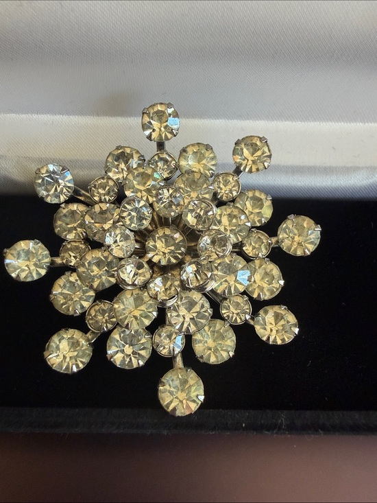Jewelry - Vintage Crystal Cluster Brooch - Elegant Women's Jewelry